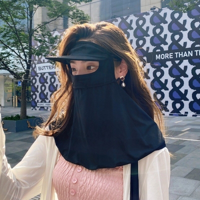 انفجار شهرت اينترنت تمام صورت رو پوشش ميده تا از نور ماوراء بنفش جلوگیری کنه