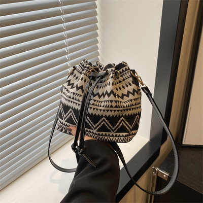 NEW CHINESE NATIONAL WIND ARMIPIT BUCKET BAG ساده ترين مد تابستان سبک لين جديد درجه بالا احساس تک شانه
