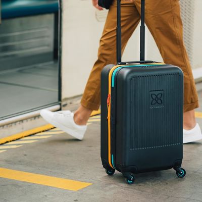 چمدان بادوام با پنل مش فشرده‌ساز بیرونی ضد ضربه و بند فشرده‌ساز که برای سفری بی‌دردسر طراحی شده است