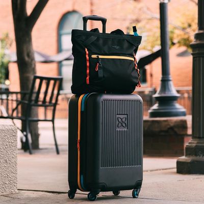 چمدان بادوام با پنل مش فشرده‌ساز بیرونی ضد ضربه و بند فشرده‌ساز که برای سفری بی‌دردسر طراحی شده است